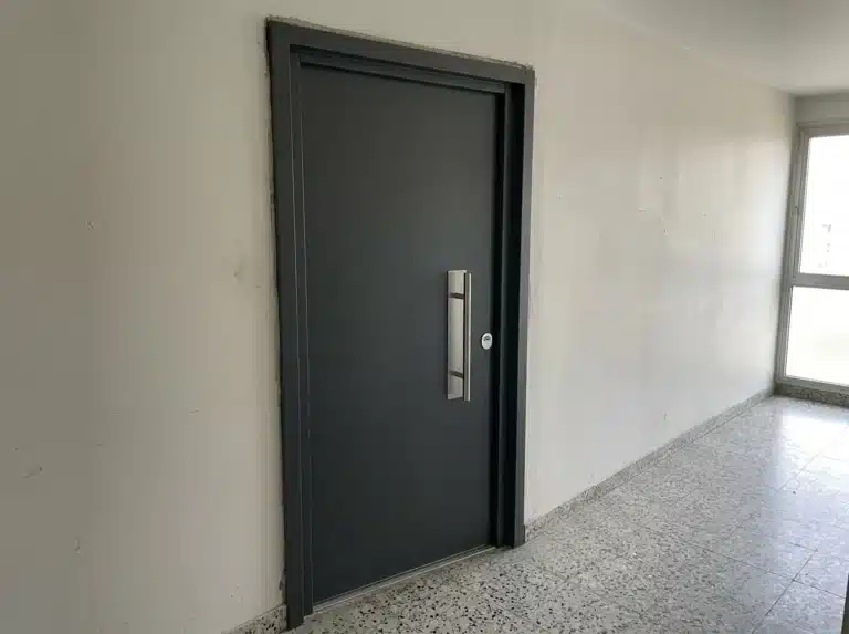 Bloc-porte acier certifié BP sur le palier d'un immeuble des années 70