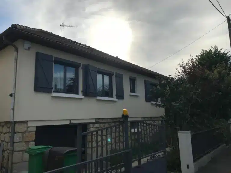 Maison avec volets battants bleu foncé avant leur remplacement