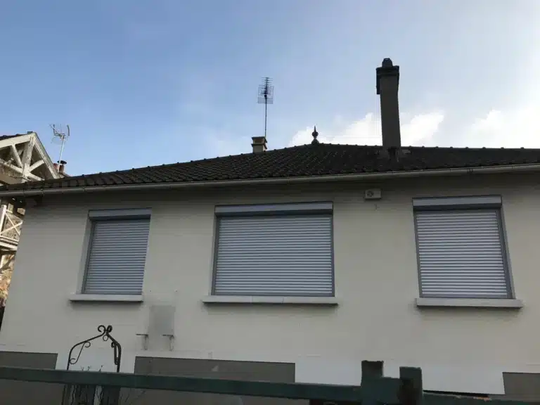Pavillon avec volets roulants gris neufs, ciel bleu