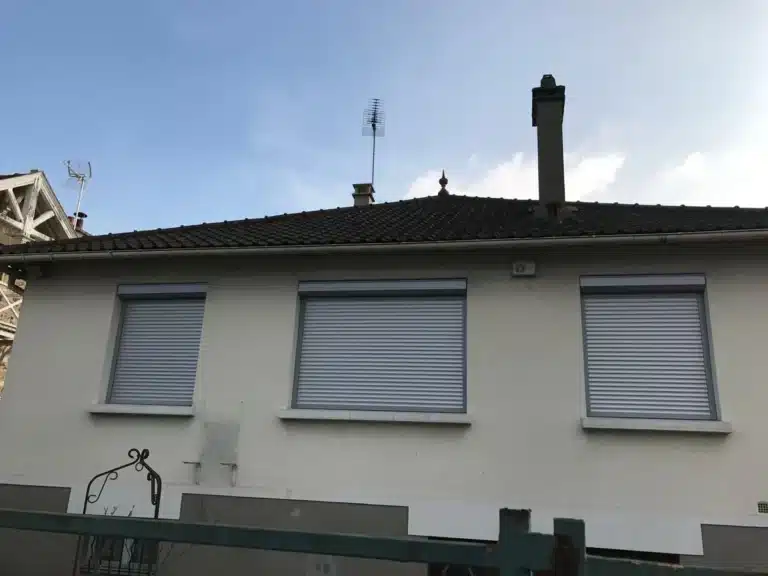 Pavillon francilien équipé de volets roulants gris neufs à toutes les fenêtres