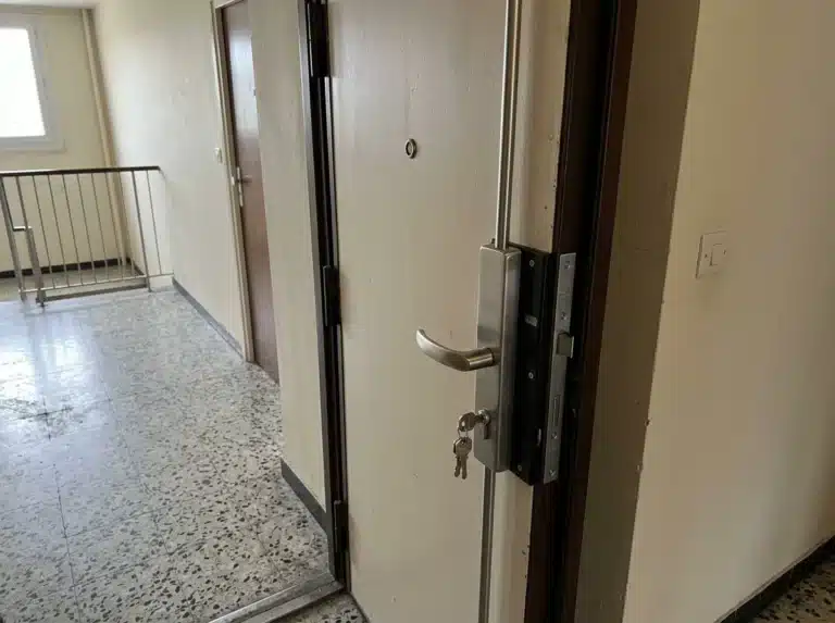 Remplacement de serrure de porte blindée sur le palier d'un immeuble des années 70