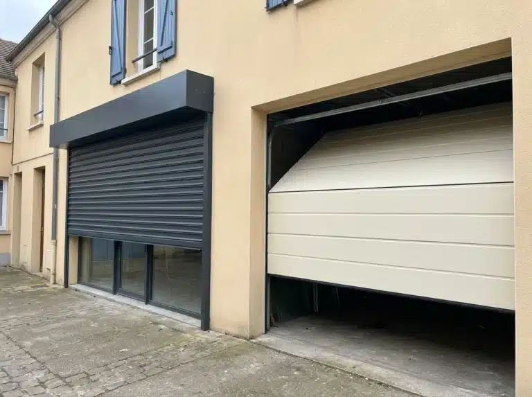 Rideau métallique de vitrine et porte sectionnelle de garage côte à côte, avec leurs mécanismes visibles.