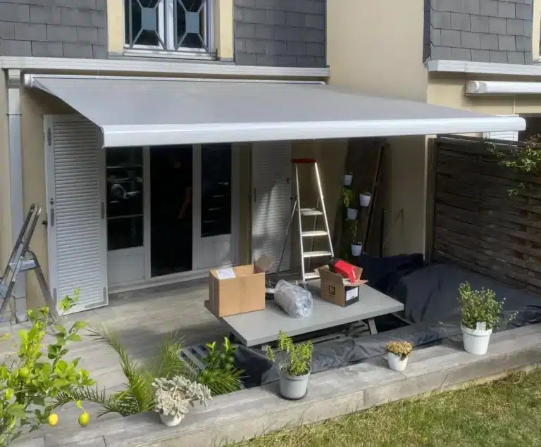 Store banne sur mesure déployé au-dessus de la terrasse d'une maison