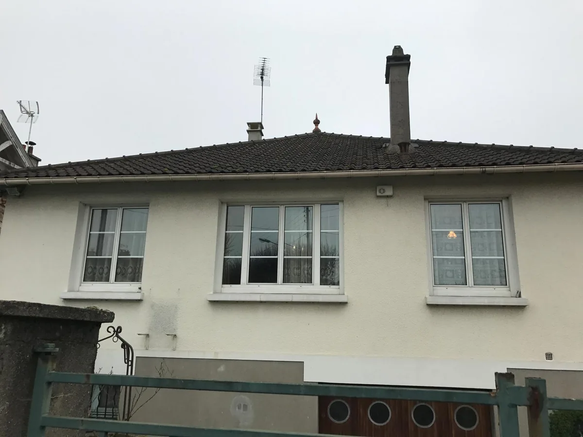 Maison individuelle avant travaux, fenêtres sans volets roulants