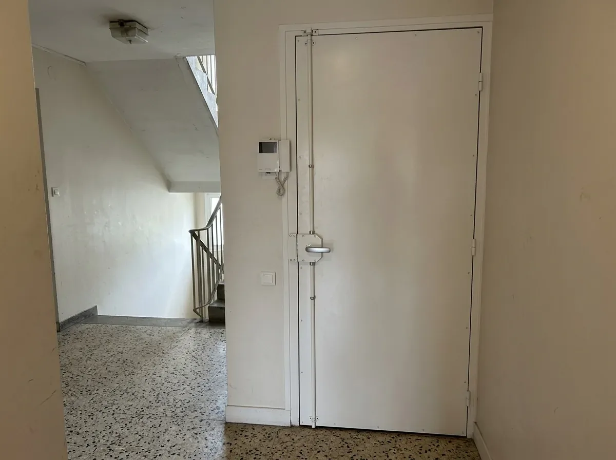 Serrure 3 points A2P sur le palier d'un immeuble des années 70