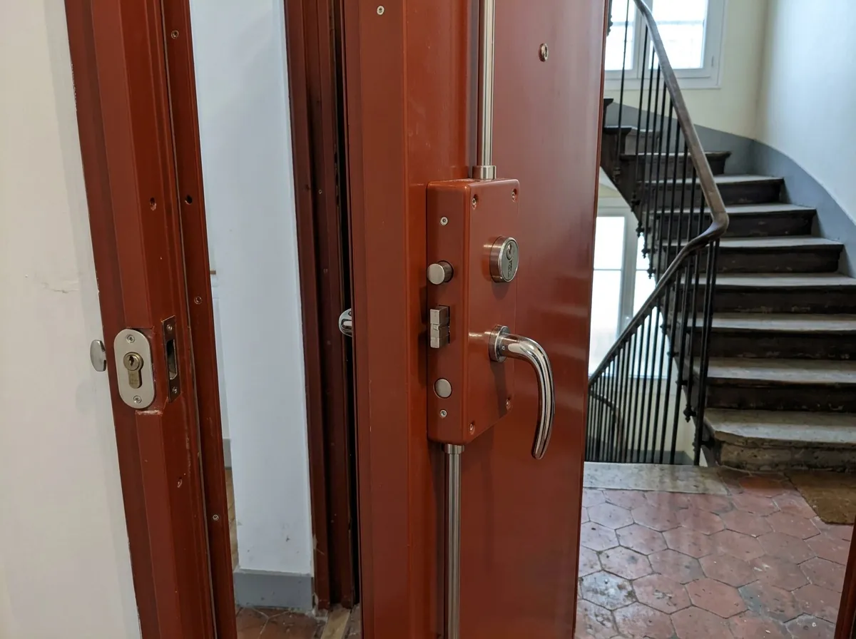 Serrure 5 points A2P sur le palier d'un immeuble ancien