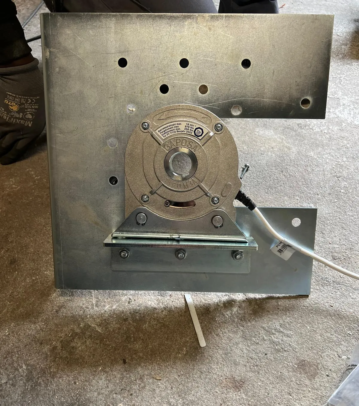 Moteur central de rideau métallique sur sa platine, avant fixation