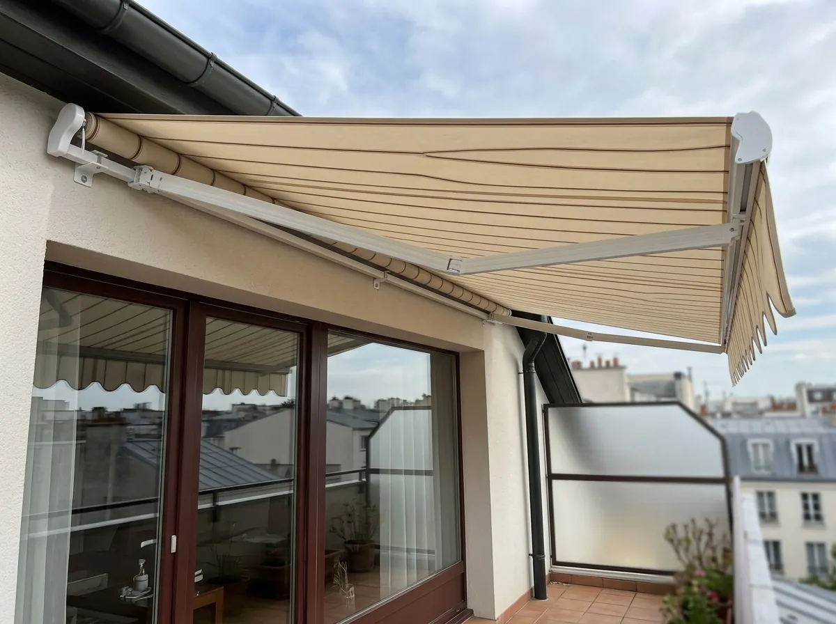 Motorisation de store banne manuel au-dessus d'un balcon d'appartement