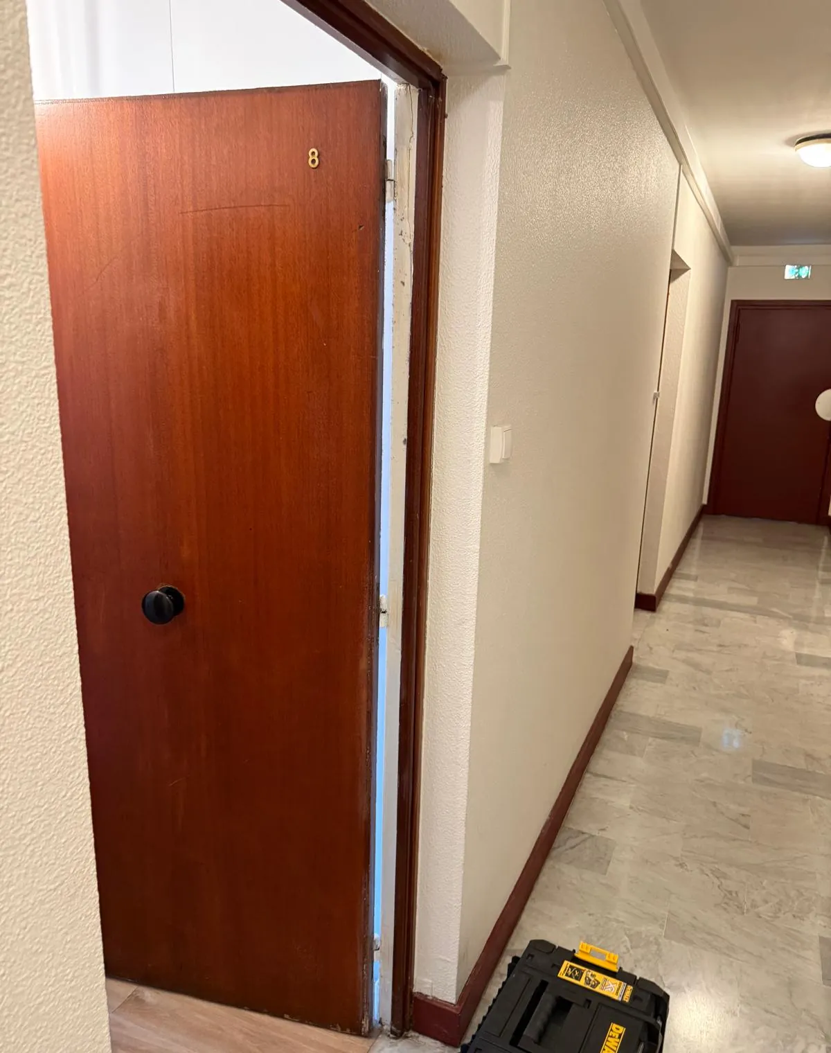 Ancienne porte palière en bois avant son remplacement par une porte blindée sur mesure