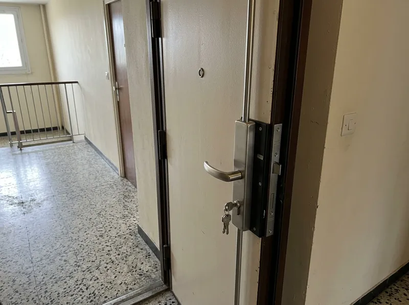 Remplacement de serrure de porte blindée sur le palier d'un immeuble des années 70