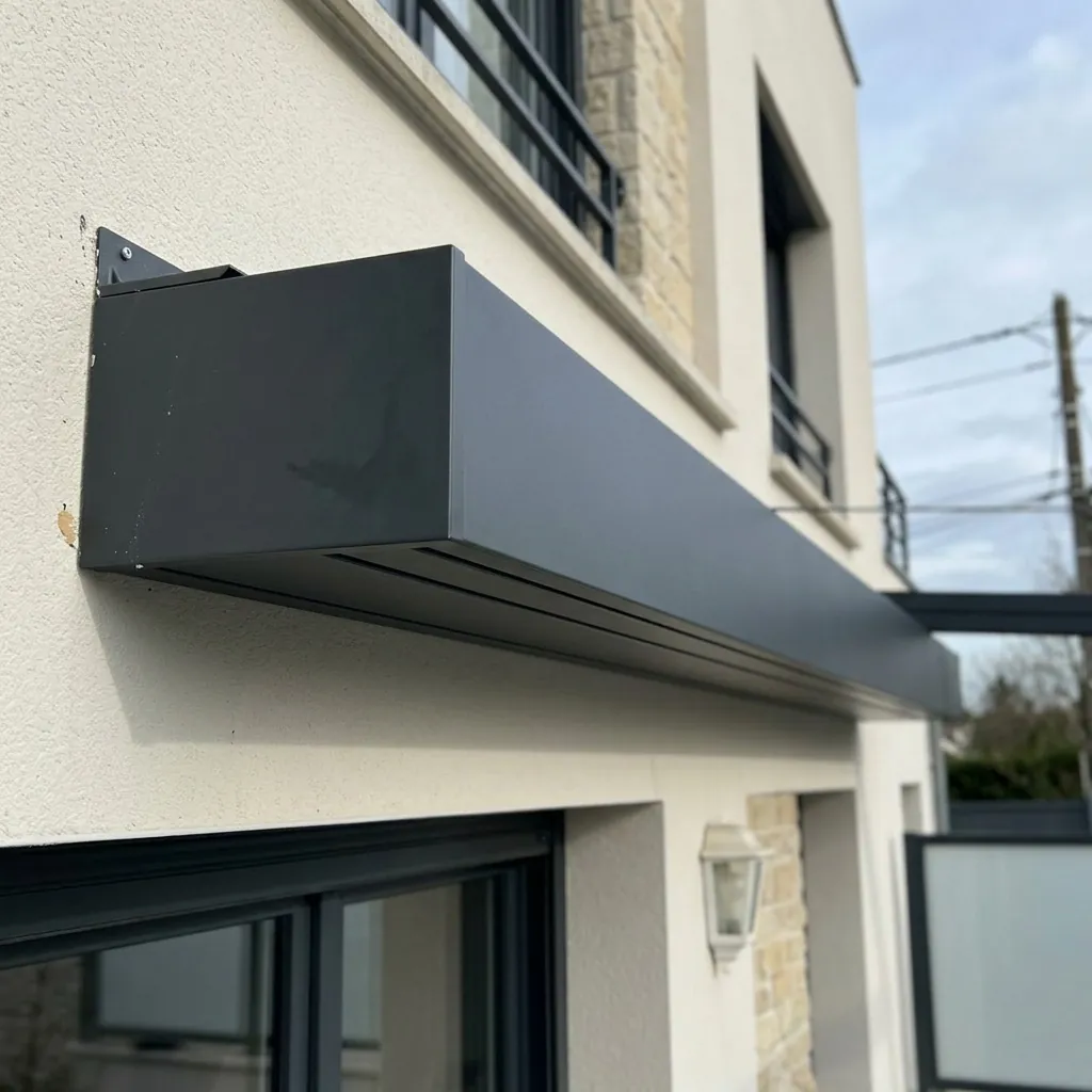 Store banne coffre motorisé : gros plan du coffre fermé du store
