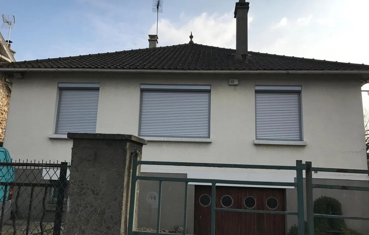 Volets roulants électriques posés sur les trois fenêtres d'un pavillon