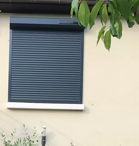 Gros plan d'un coffre de volet roulant de rénovation posé sous le linteau d'une fenêtre