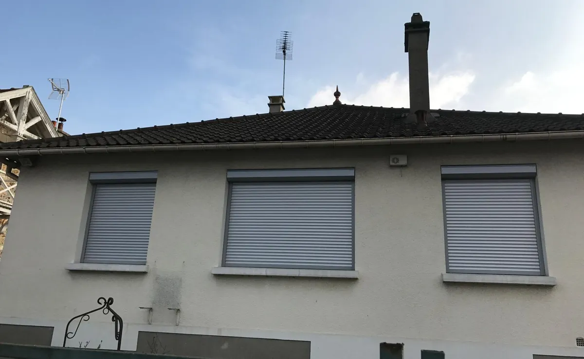 Volets roulants de rénovation avec coffre extérieur posés sur les fenêtres d'un pavillon
