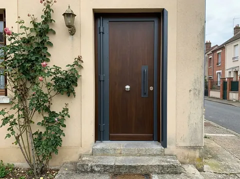 Blindage sur pivot à l'entrée d'un pavillon francilien