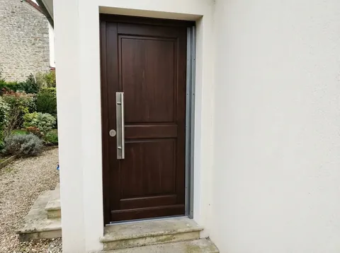 Cornière anti-pince à l'entrée d'un pavillon francilien