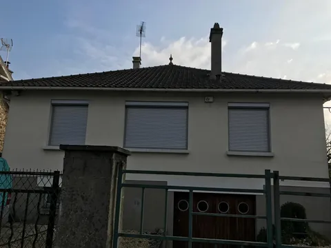 Maison équipée de volets roulants gris neufs, vue depuis le portail