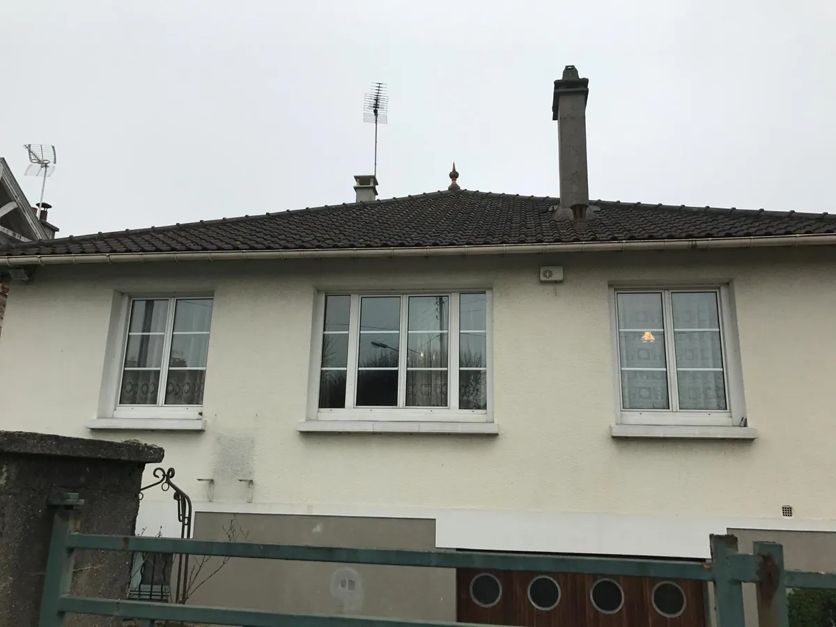 Maison individuelle avant travaux, fenêtres sans volets roulants