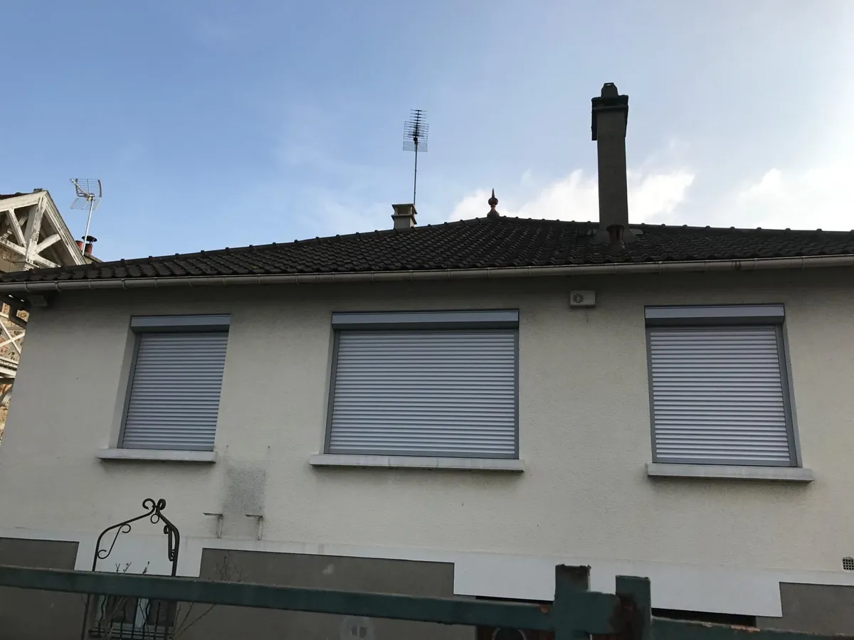 Pavillon francilien équipé de volets roulants gris neufs à toutes les fenêtres