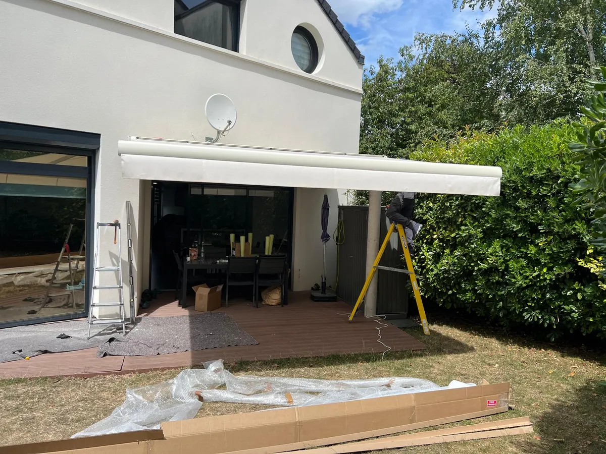 Pergola à toile installée au-dessus d'une terrasse de maison moderne