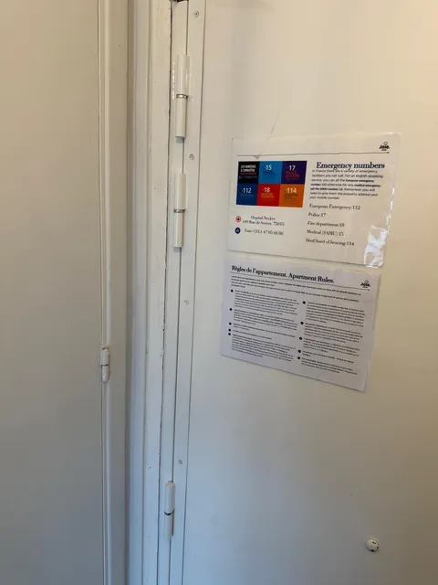 Porte blindée blanche d'appartement vue de l'intérieur, gros plan latéral avec l'étiquette de certification sur le vantail