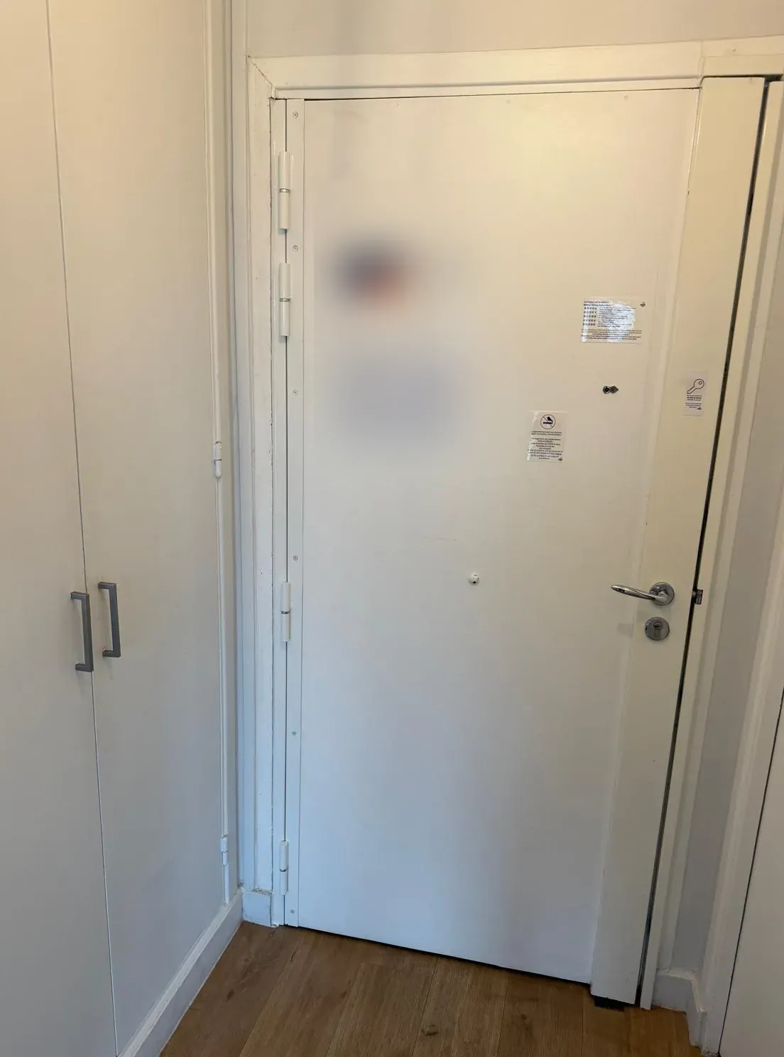 Porte blindée sur mesure posée dans un appartement, vue côté intérieur avec béquille et paumelles