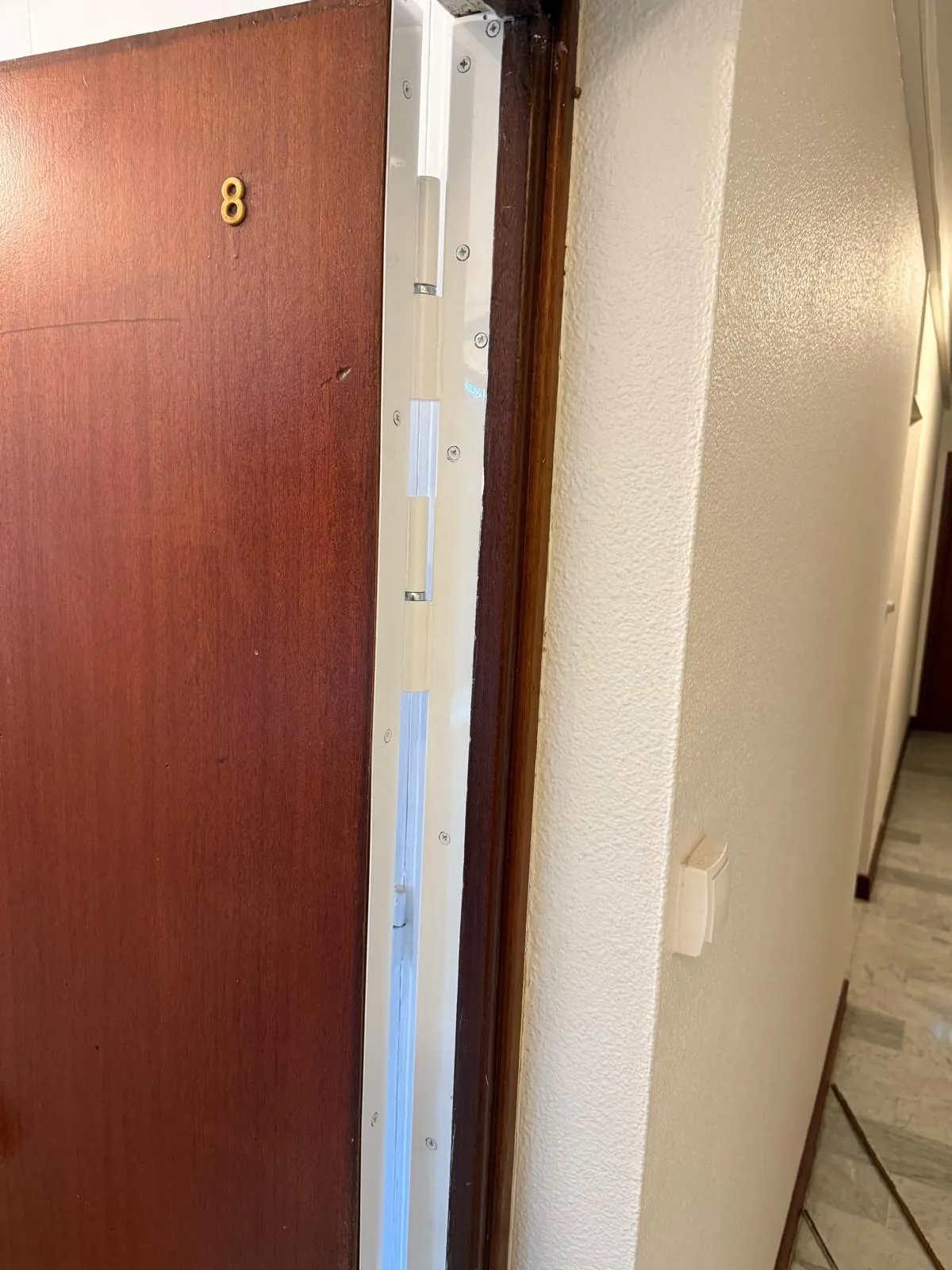 Porte palière en bois d'immeuble, vue de face, avant blindage