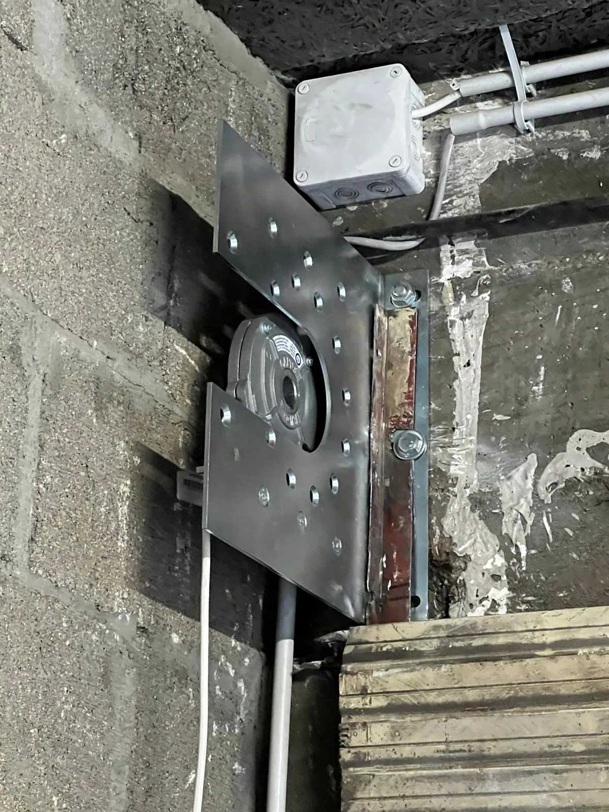 Support de moteur fixé au mur pour l'axe d'un rideau métallique